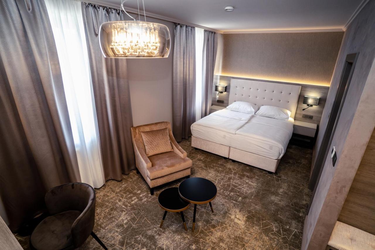 Hotel Europa Komarno Bagian luar foto