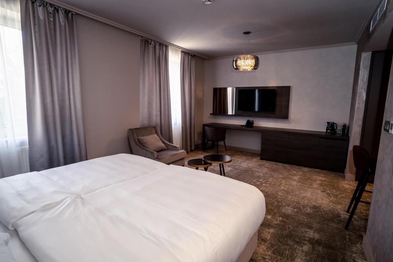 Hotel Europa Komarno Bagian luar foto