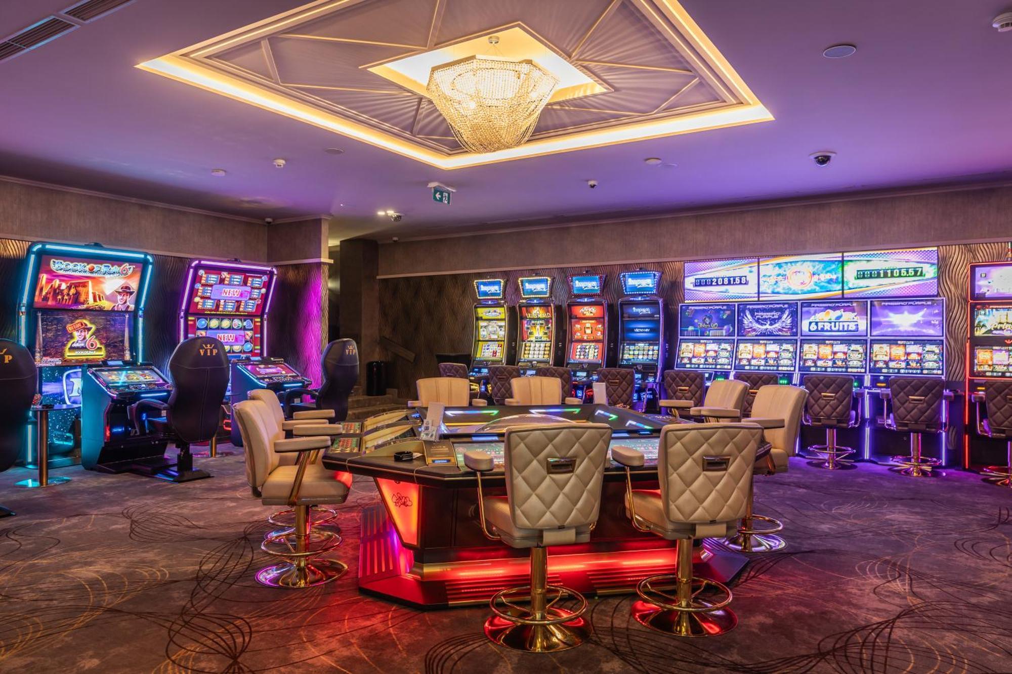 Hotel Europa Komarno Bagian luar foto