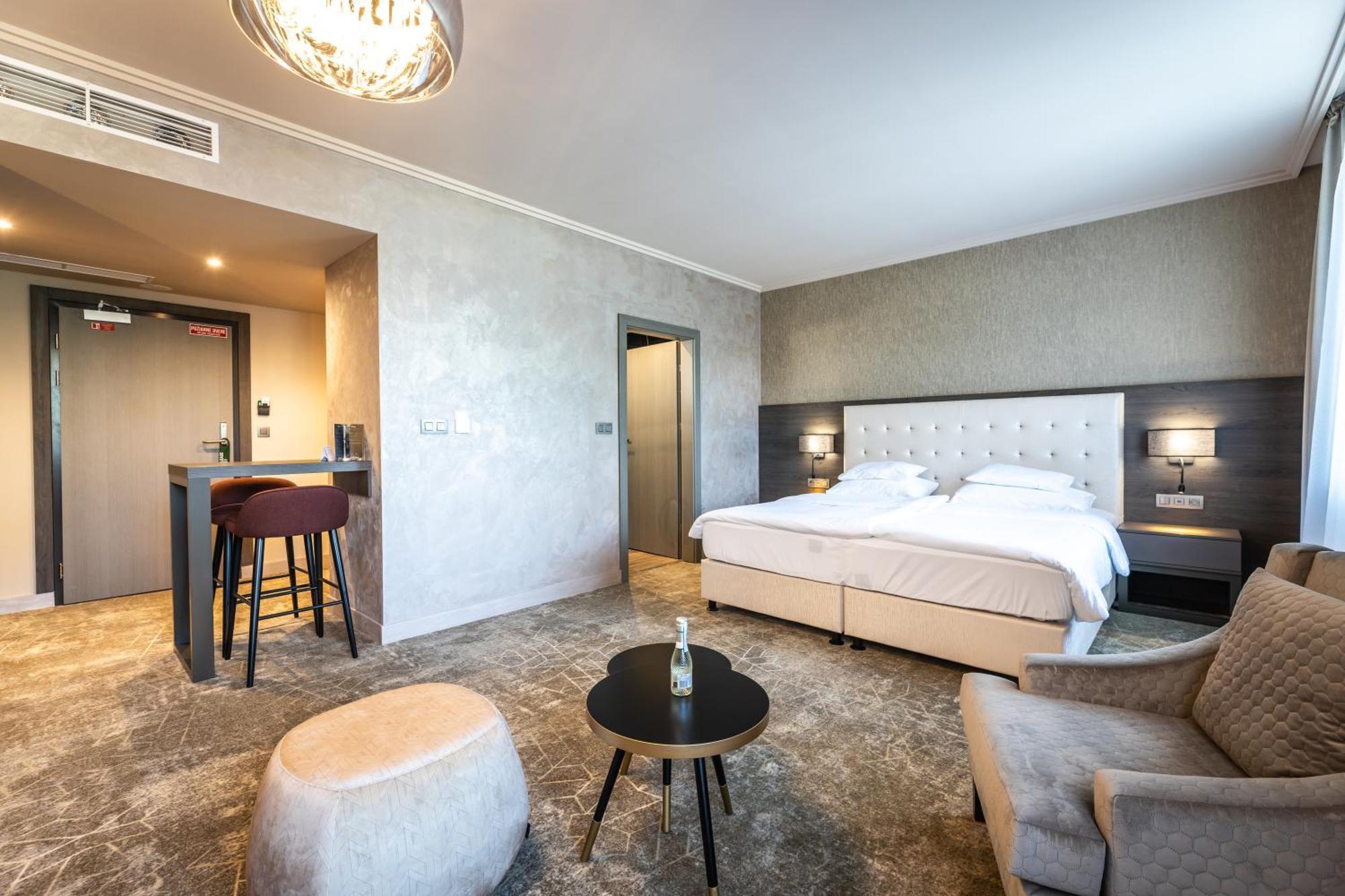 Hotel Europa Komarno Bagian luar foto