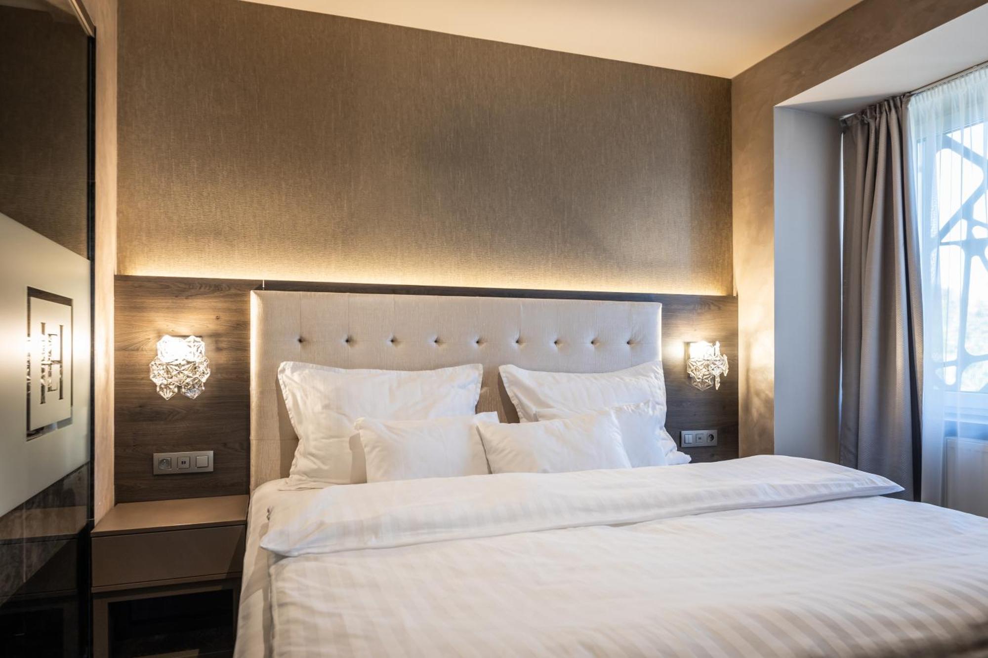 Hotel Europa Komarno Bagian luar foto